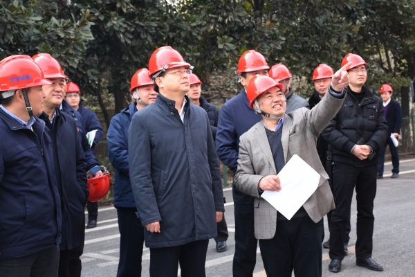 圖2 許開華董事長(zhǎng)向?qū)O兵市長(zhǎng)一行匯報(bào)格林美集團(tuán)的安全管理情況